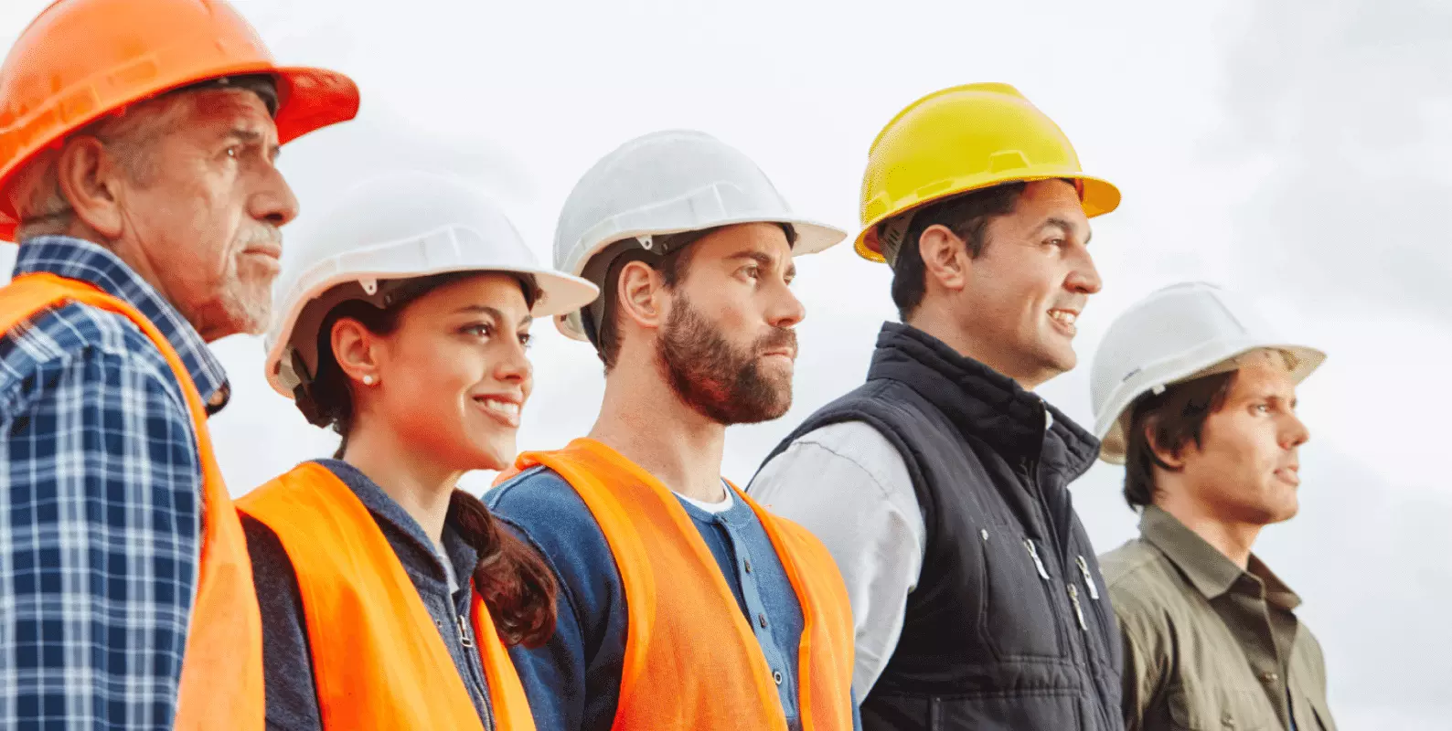 Profesionales de la construccion en seco mirando hacia adelante
