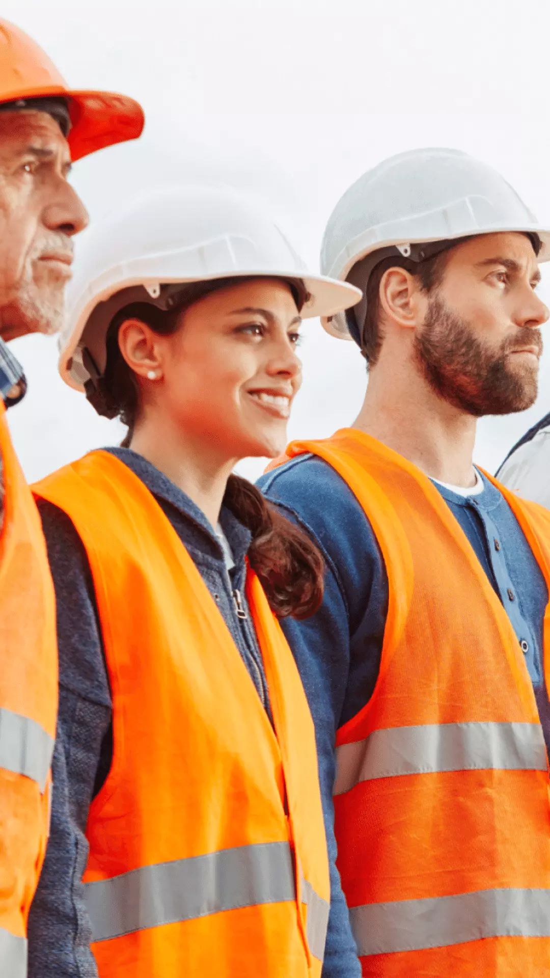 Profesionales de la cosntruccion en seco mirando hacia adelante
